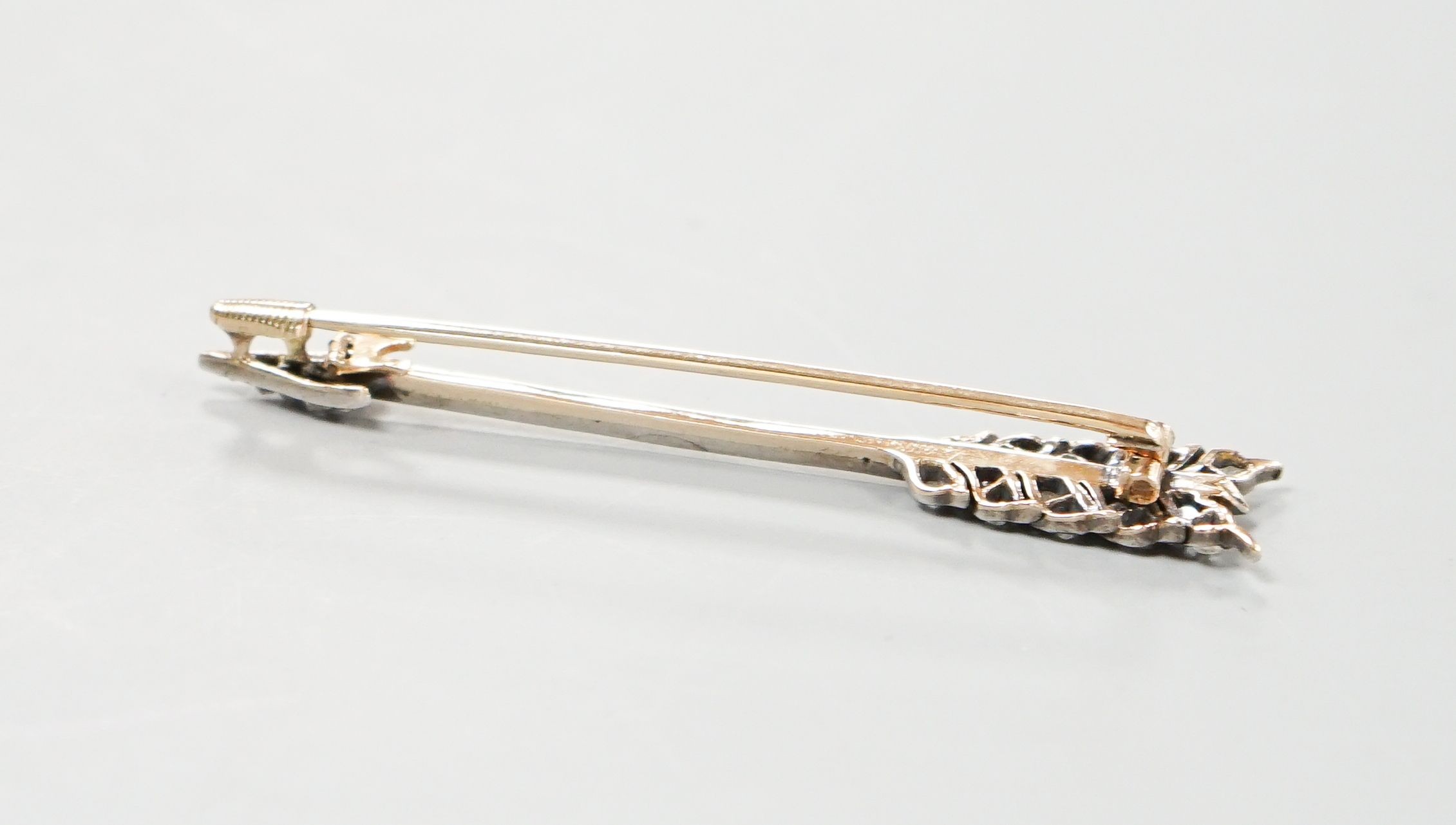 An Edwardian yellow metal and rose cut diamond set arrow bar brooch, 56mm, gross weight 3. grams.